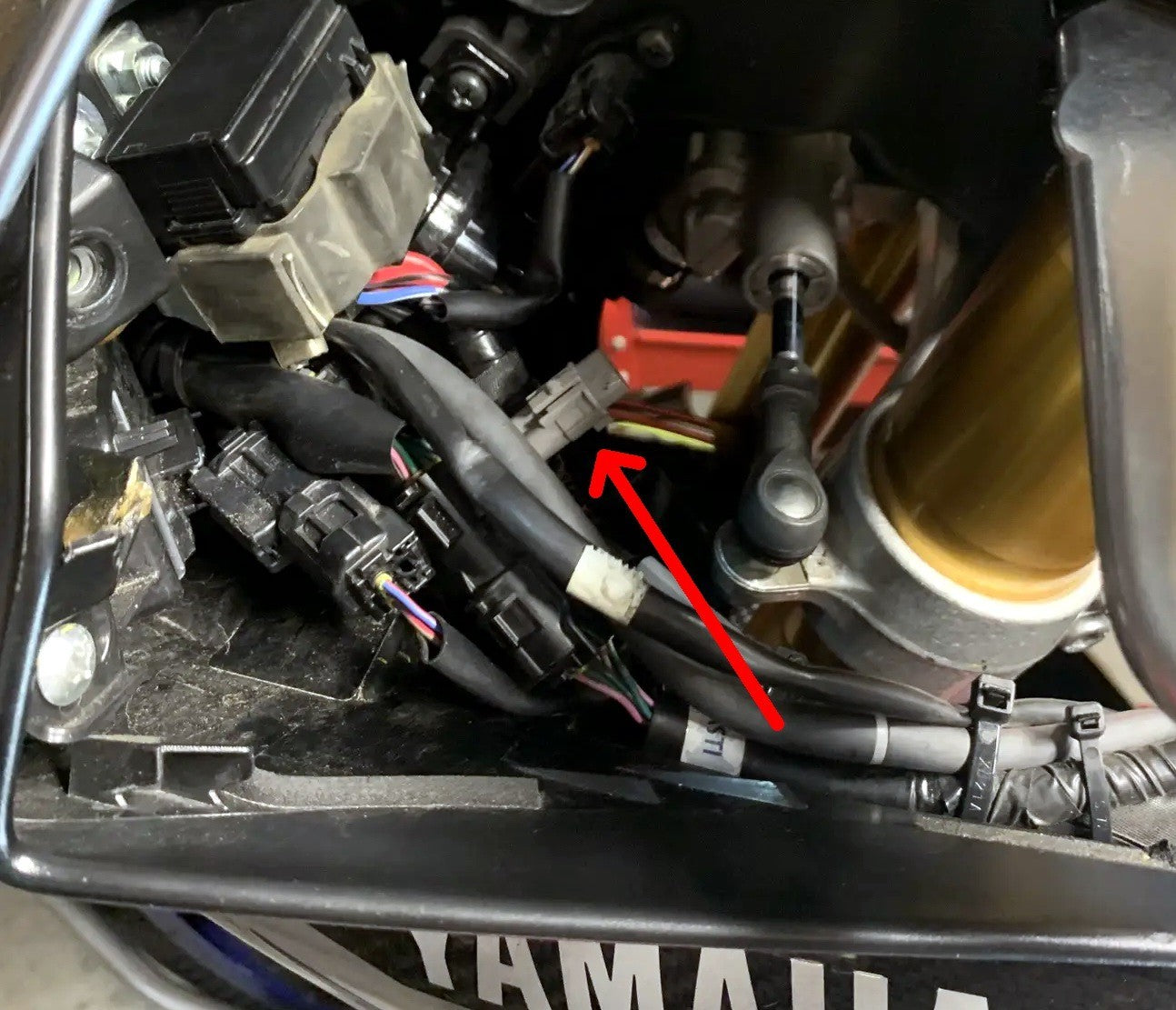 Yamaha Accessory Power Plug Aux Splitter Cable R1 R1M R6 FZ6 XSR700 XSR900